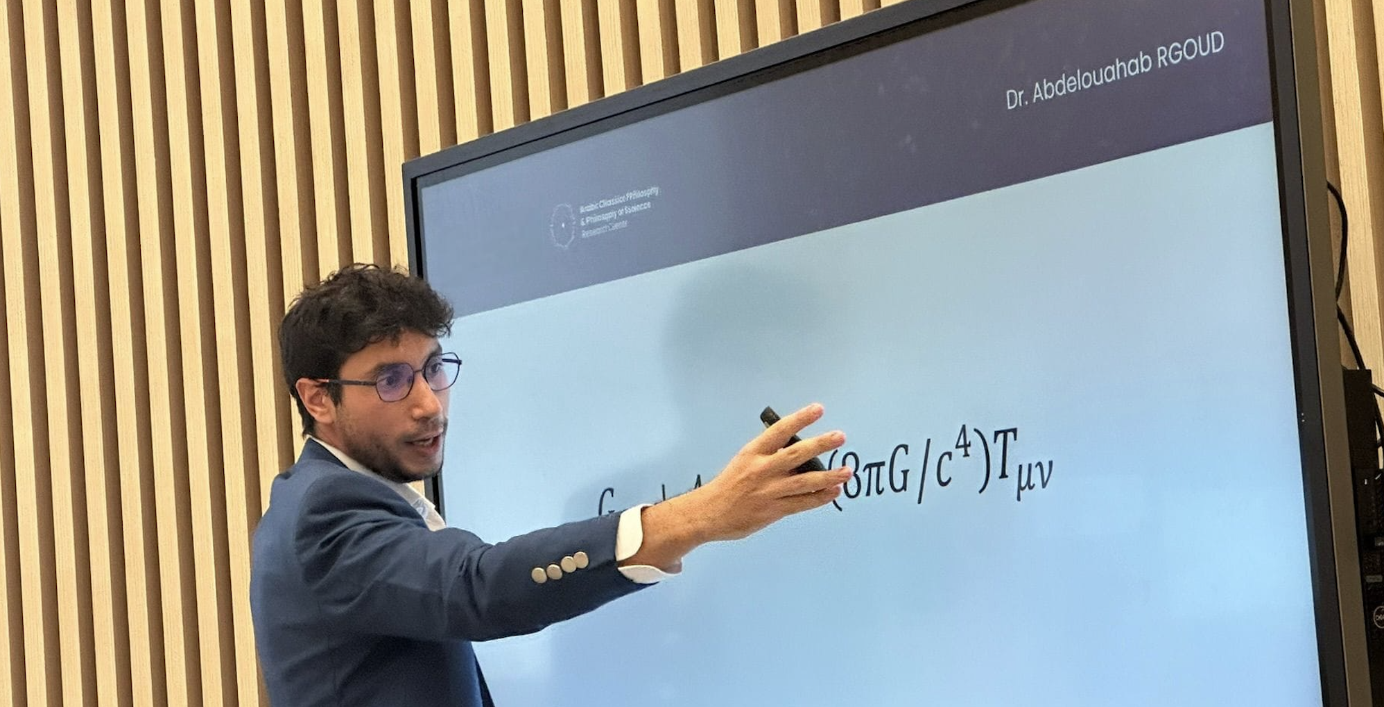 Dr Abdelouahab Rgoud en cours, devant une équation de relativité générale